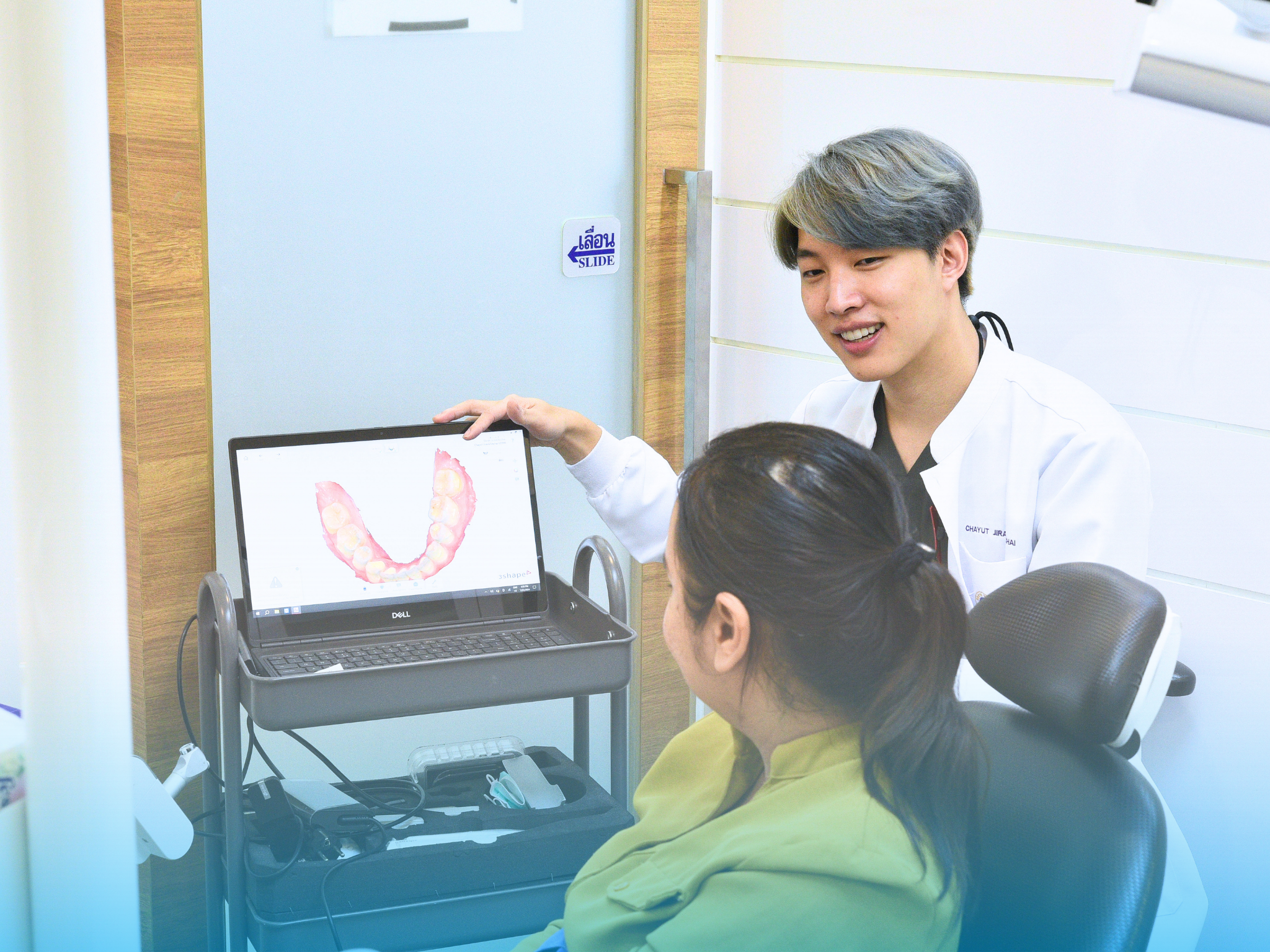 ทพ.ชยุต อธิบายแผนการจัดฟันบนจอให้คนไข้