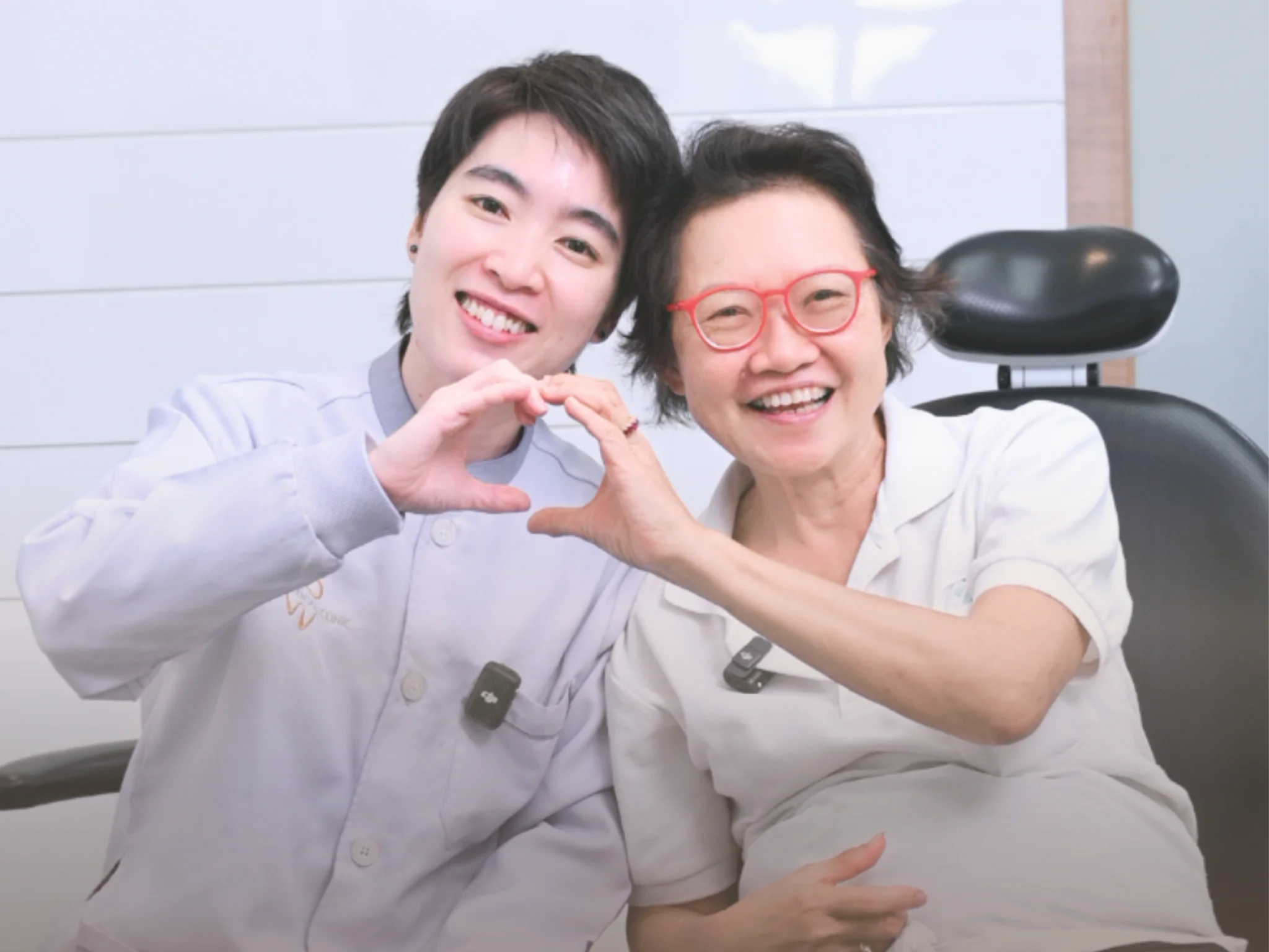 คนไข้กับ ทพญ.ดรัณ หลังใส่ครอบฟันบนรากเทียม